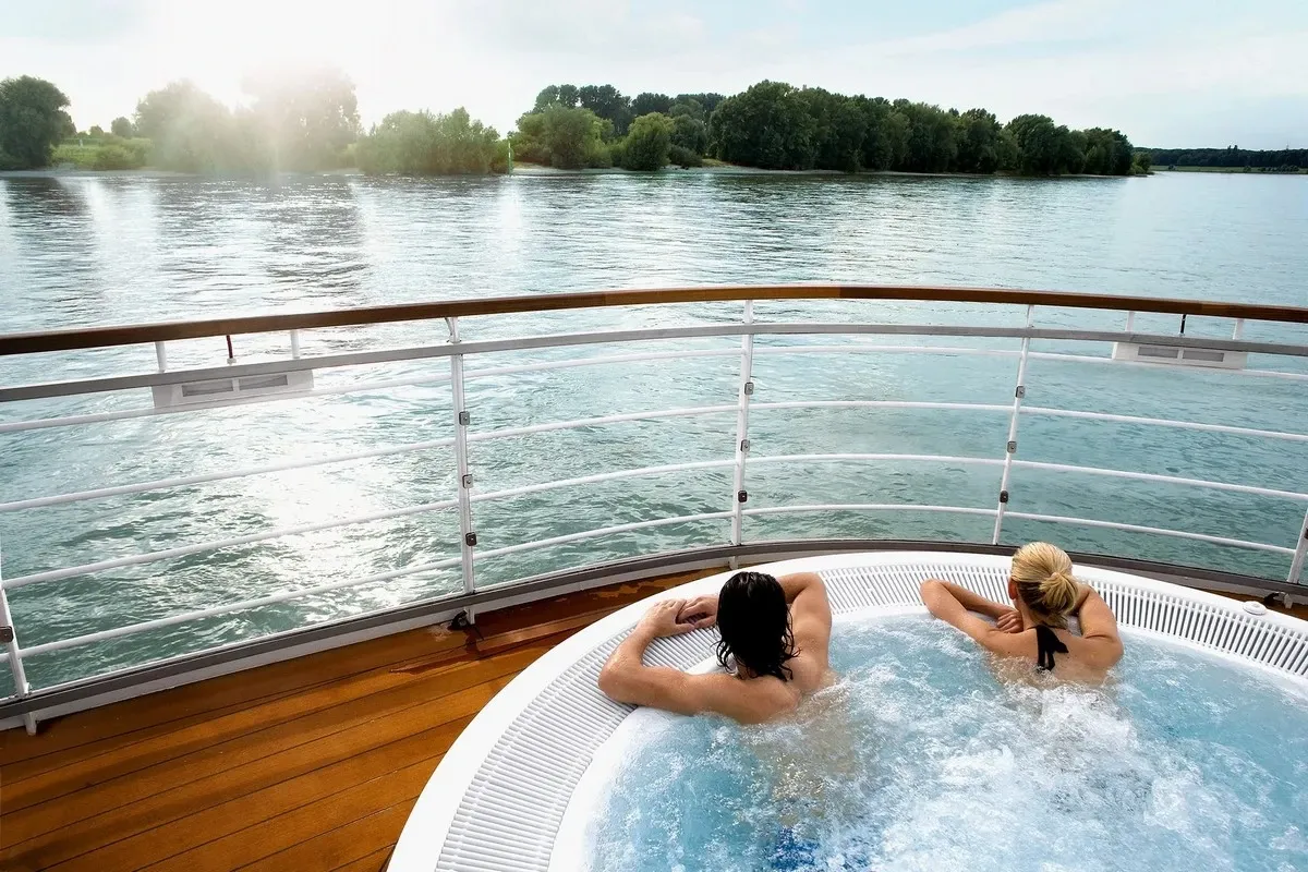 A_Rosa_Cruises_whirlpool_34a4ec8dff.webp