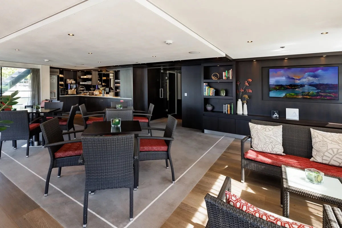Avalon_Waterways_Club_Lounge_a6522ff6d7.webp