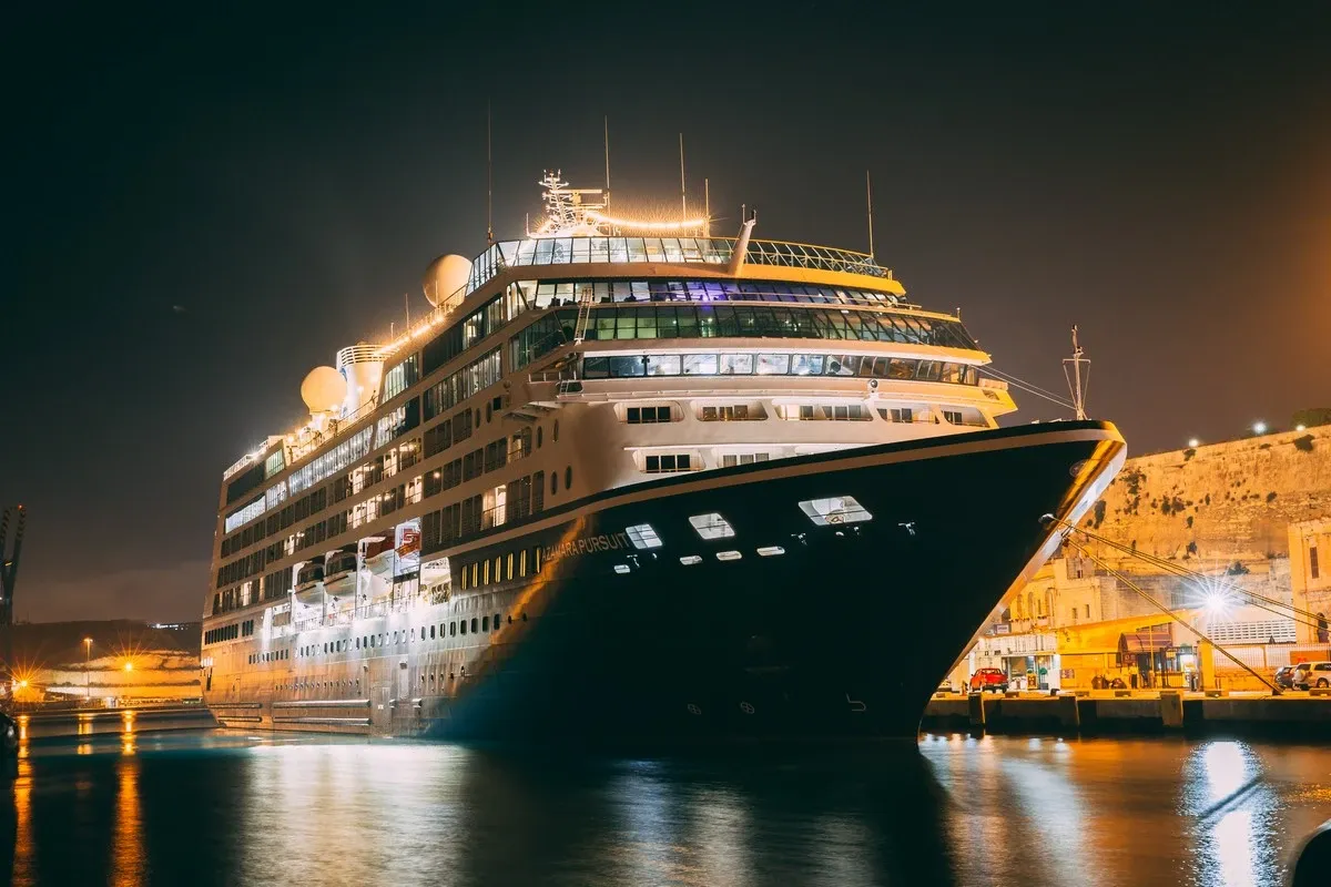 Azamara_Pursuit_night_f0783b8956.webp