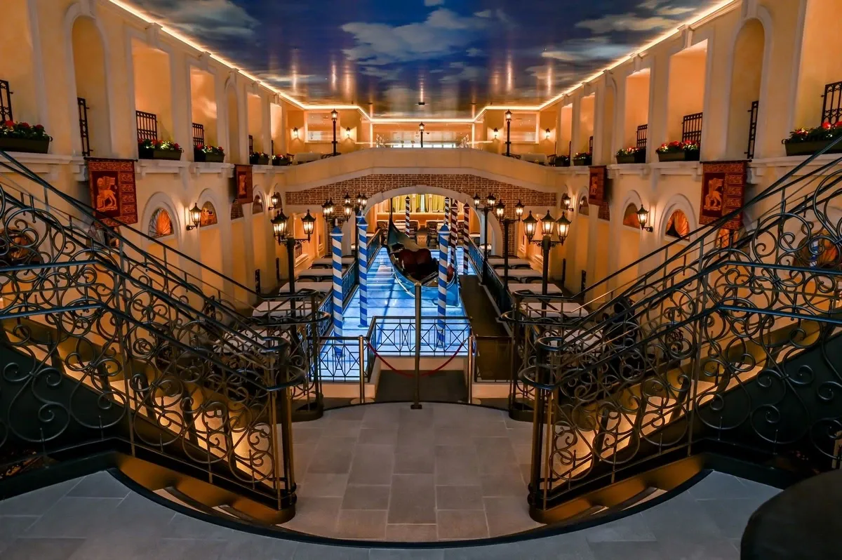 Carnaval_Venezia_Canal_Restaurant_621fa6f38e.webp