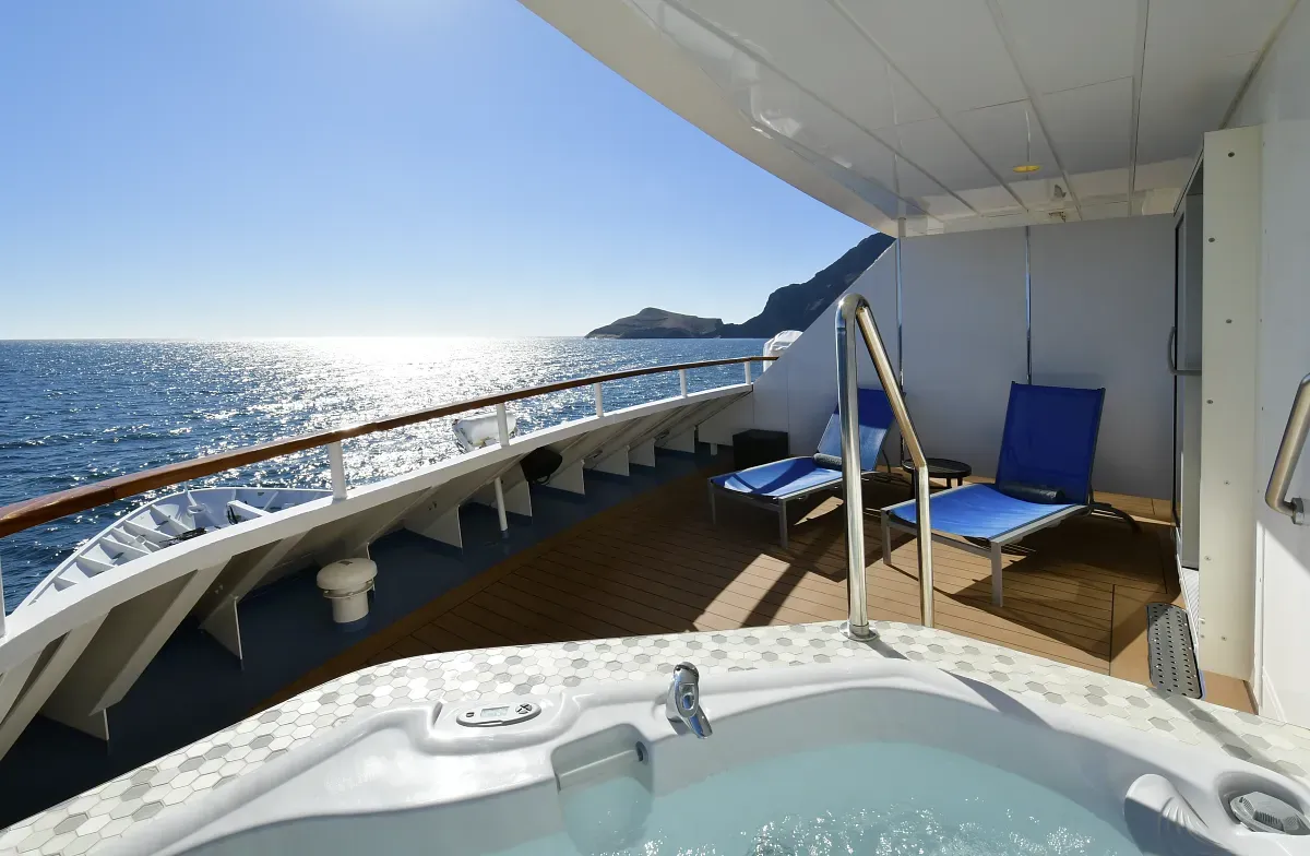 Celebrity_Cruises_lounge_sundeck_retreat_d182e61d68.webp
