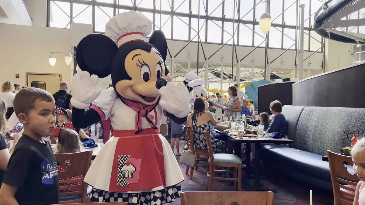 Chef_Mickeys_Minnie_character_dining_00cb5e30b8-1.webp
