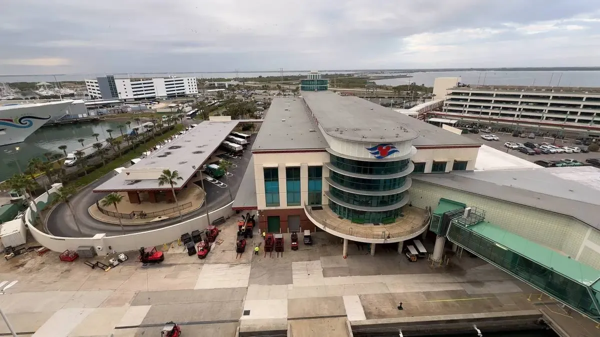 Disney_Cruise_Line_port_terminal_4e94e4e15b.webp