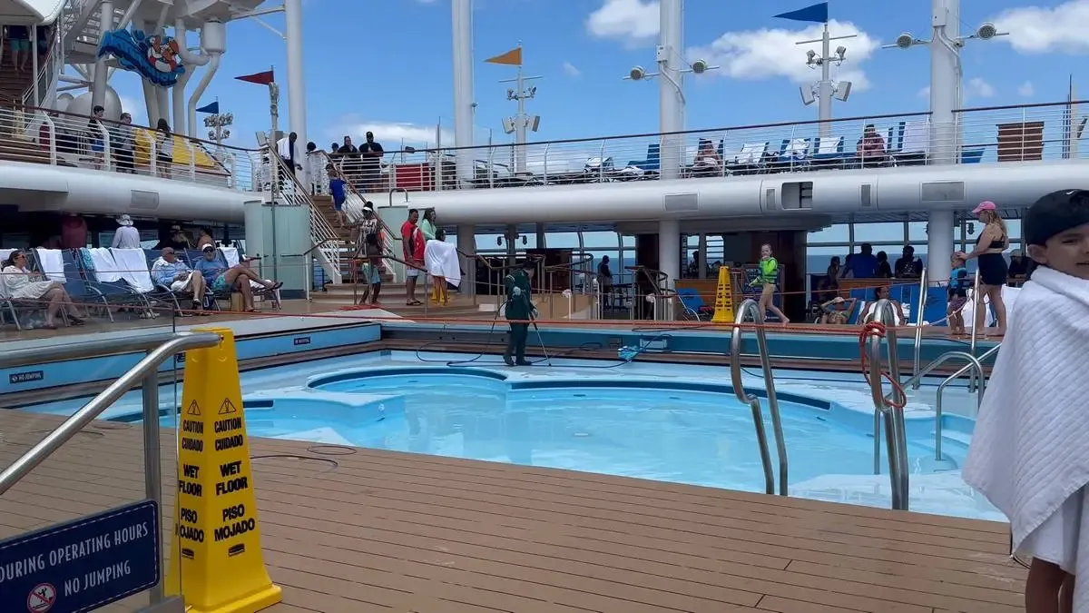 Disney_Dream_swimming_pool_dcb5ebd9f8.webp