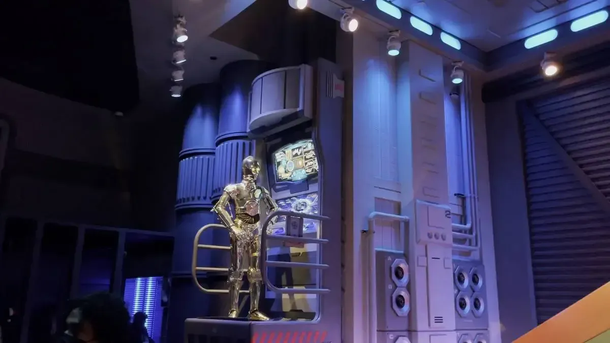 Disney_Hollywood_Studios_Star_Tours_C3_PO_5e82976670.webp