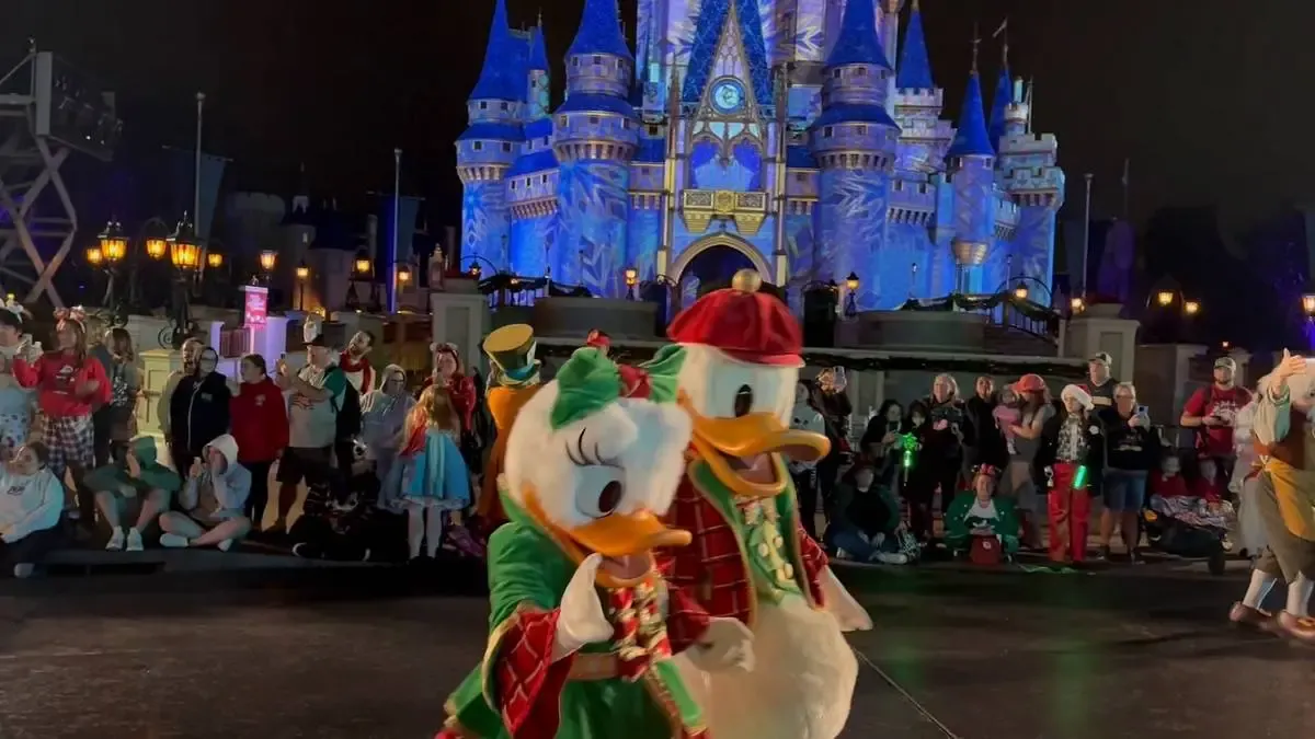 Disney_Very_Merry_Christmas_Parade_donald_c9187b8965.webp