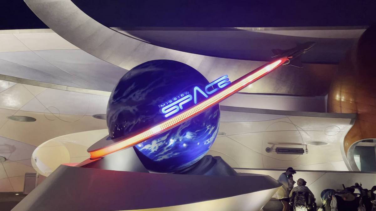 Disney_epcot_mission_space_entrance_night_74a035ce3f.jpg