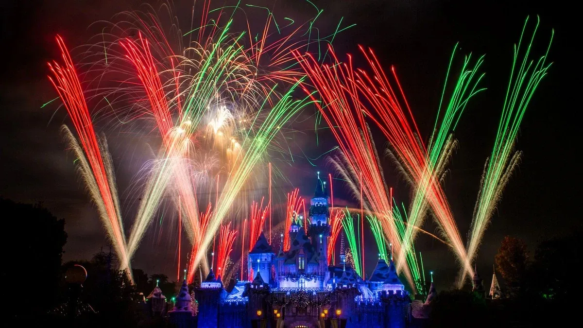 Disneyland_Christmas_fireworks_believe_magic_996cc31da1-1.webp