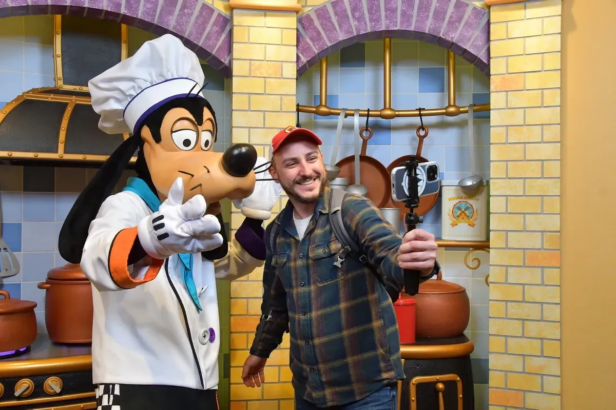 Disneyland_Goofys_Kitchen_restaurant_character_806736ddfa-3.webp