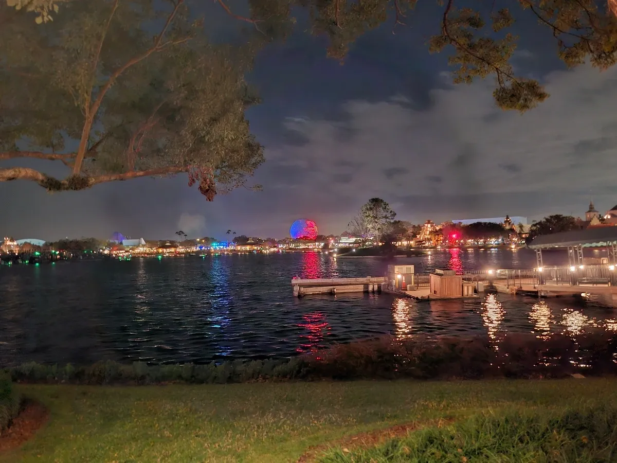 Epcot_atmosphere_night_8f95f7aced.webp