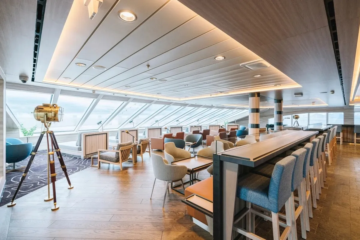 HX_Hurtigruten_Expeditions_Explorer_Lounge_6a45a6ec01.webp