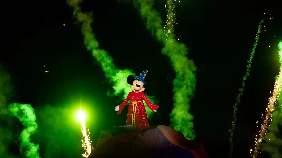 Hollywood_Studios_Fantasmic_Mickey_2e1f498422-1.webp