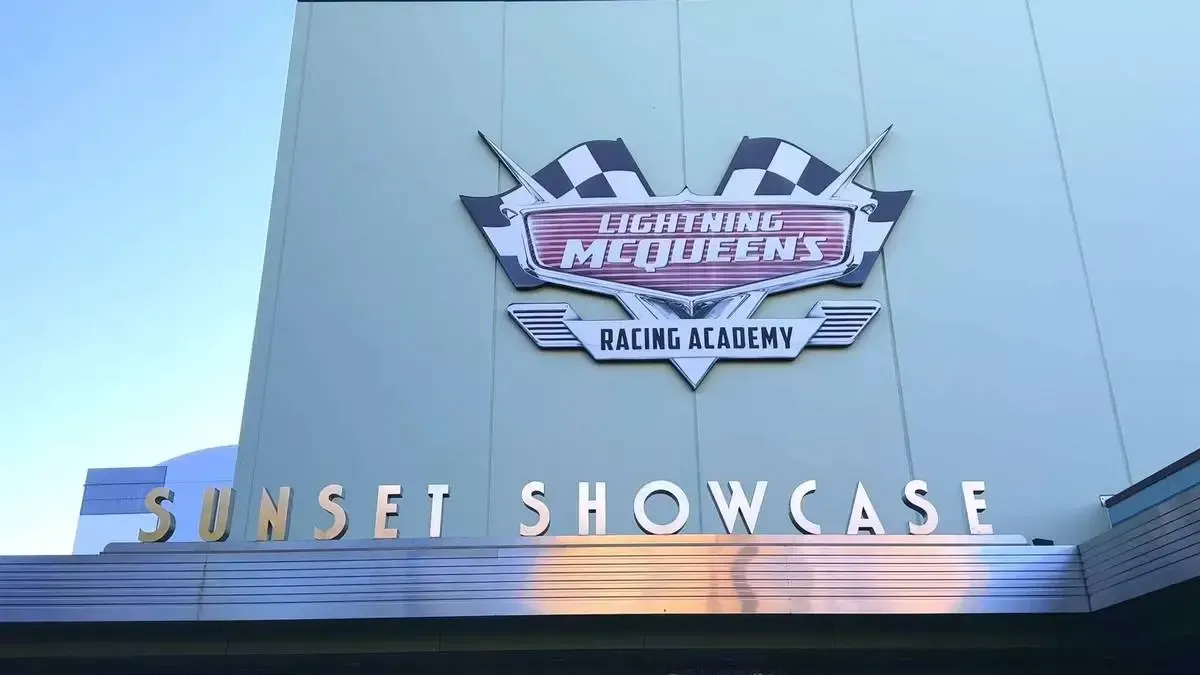 Hollywood_Studios_Lightning_Mac_Queen_Racing_Academy_entrance_e8c4c0796c.webp