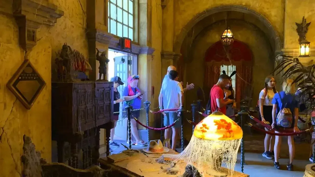 Hollywood_Studios_Tower_of_Terror_queue_9d9b0751ae.webp