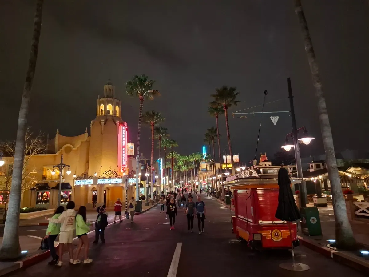 Hollywood_Studios_night_street_b9ab18829f.webp