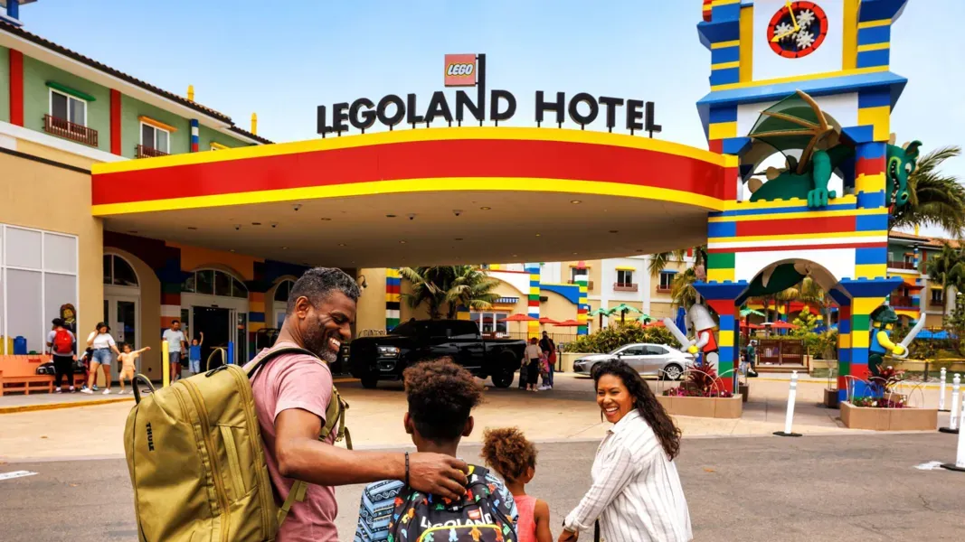 Legoland_California_Hotel_entrance_c741e14e99.webp