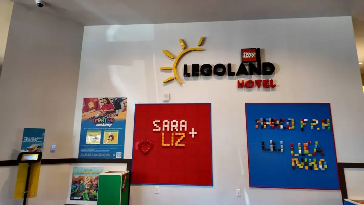 Legoland_Florida_hotel_entrance_sign_c9470a3701.webp
