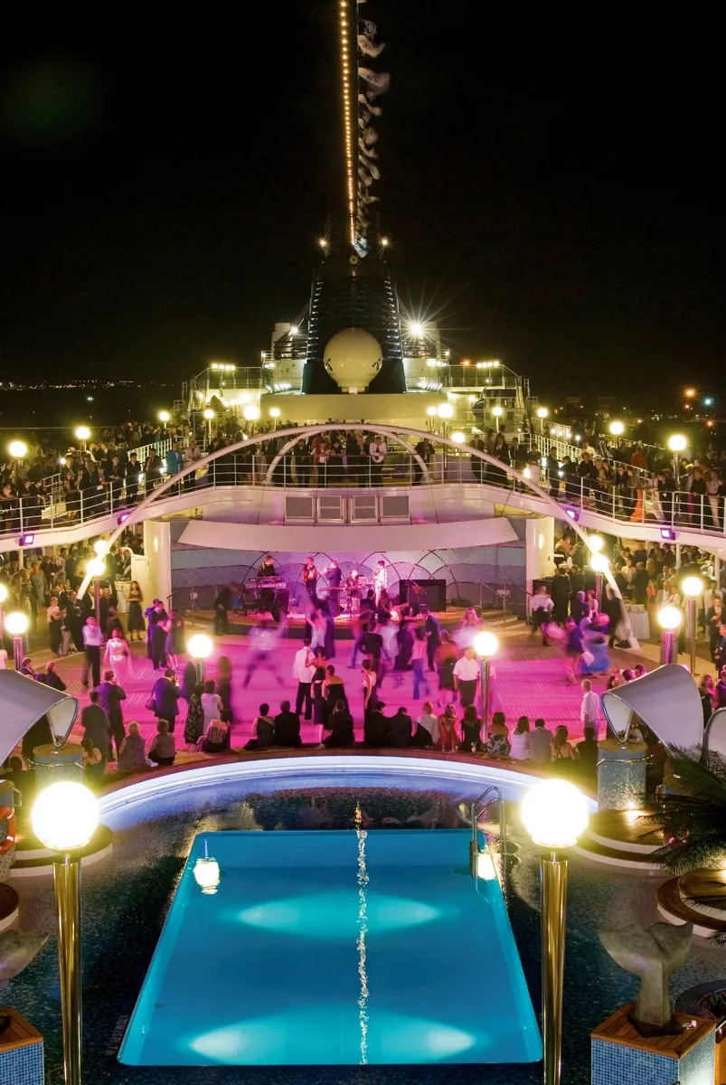 MSC_Cruise_Line_party_night_67a4006739.webp