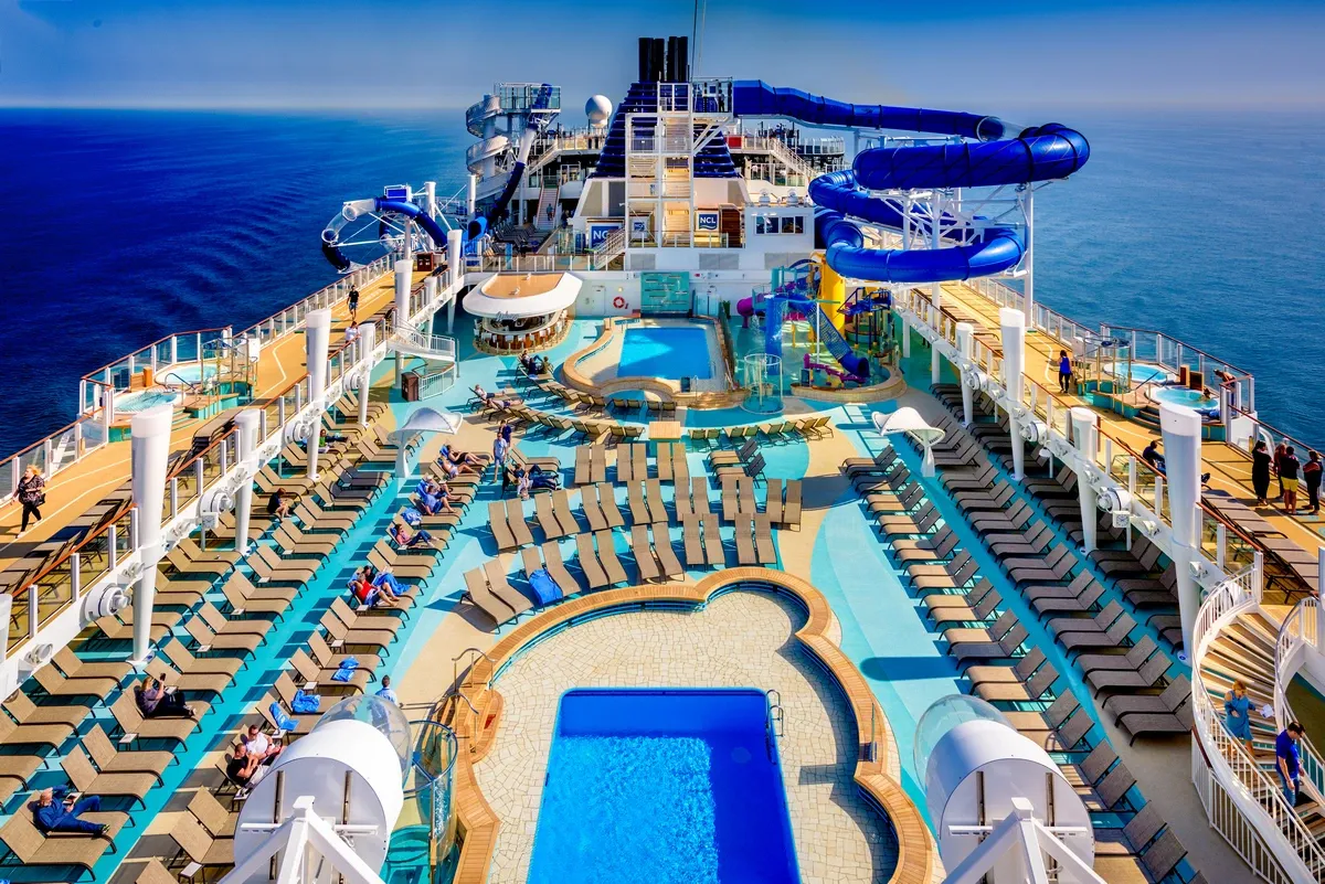 Norwegian_Bliss_main_deck_pool_440bd4f4c3.webp