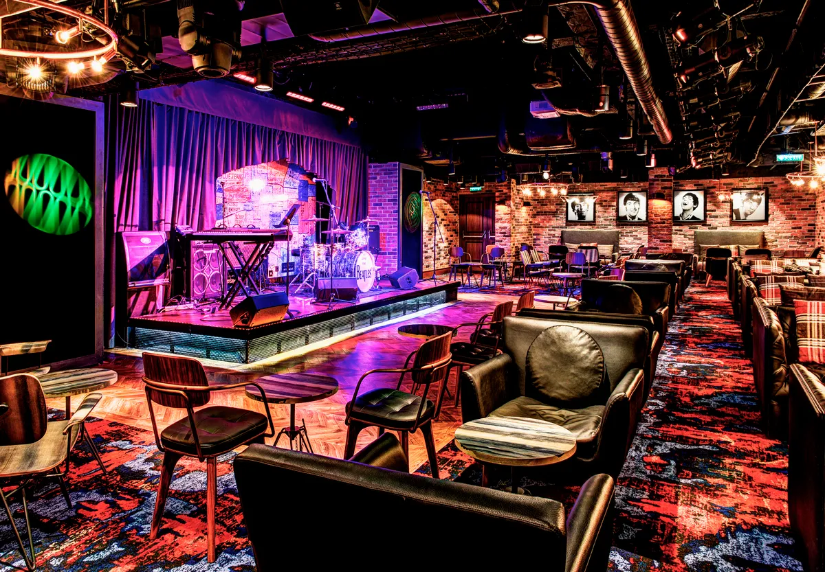 Norwegian_Cruise_Line_Cavern_Club_stage_09ae9bbce3.webp