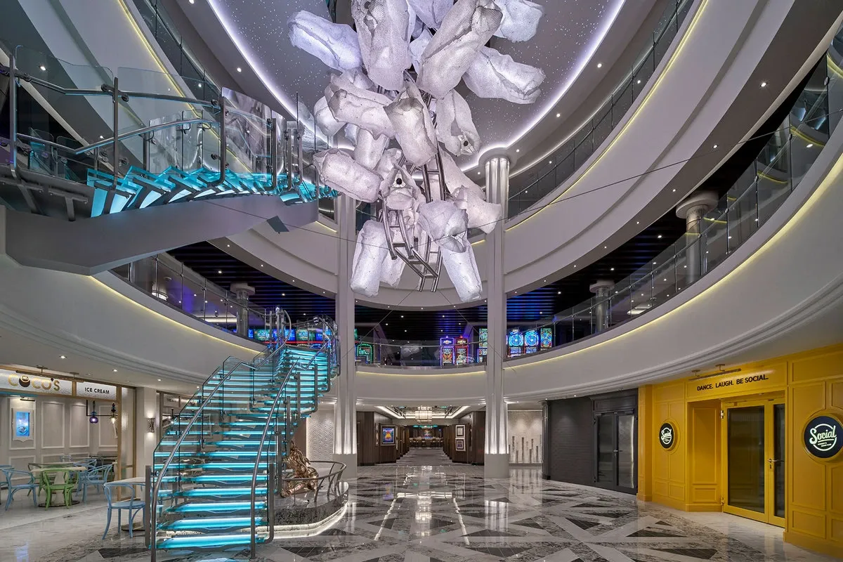 Norwegian_Encore_atrium_8203a0f3a7.webp