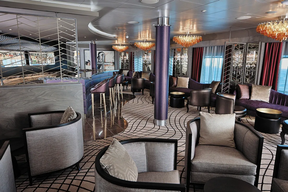 Regent_Seven_Seas_Lounge_89321d2e18.webp