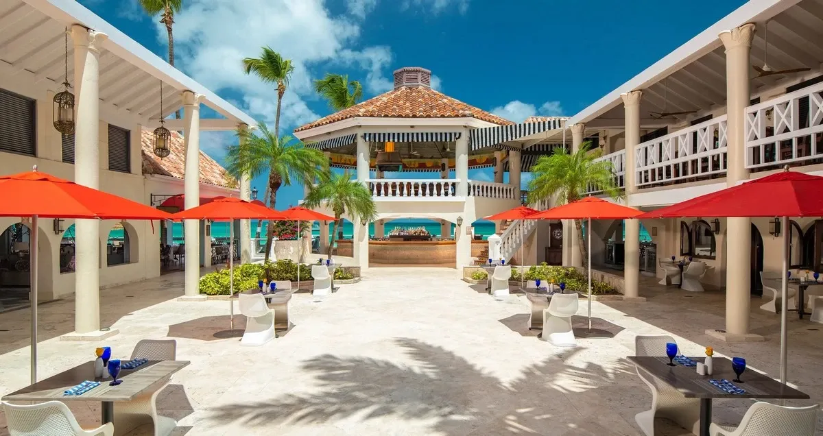 Sandals_Grande_Antigua_bar_01eb4cd4d7.webp