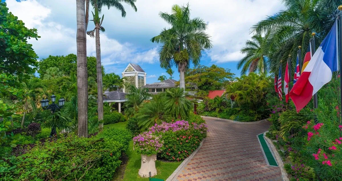 Sandals_Grande_Antigua_garden_2615342d3a.webp
