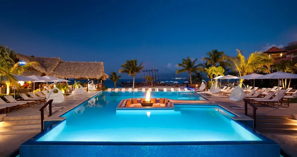 Sandals_Grenada_pool_night_7e6c7840d8.webp