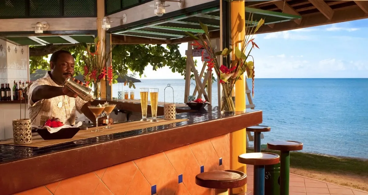 Sandals_Halcyon_Beach_The_Beach_Bistro_kiosk_430bb606d2.webp