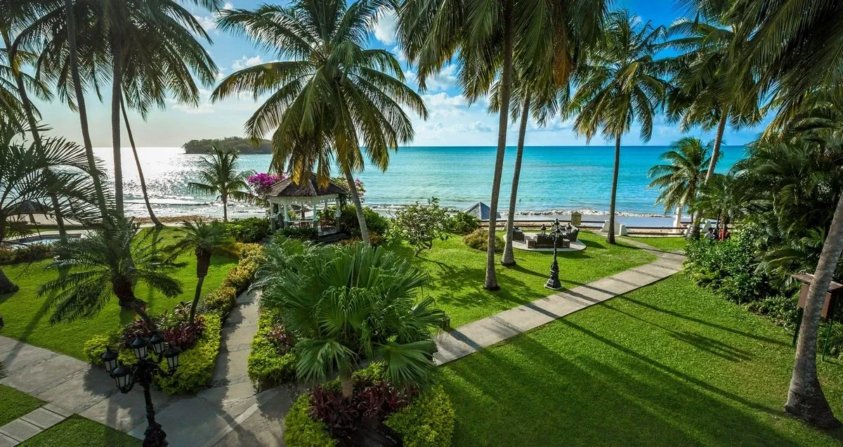 Sandals_Halcyon_Beach_garden_2ec03c0661.webp