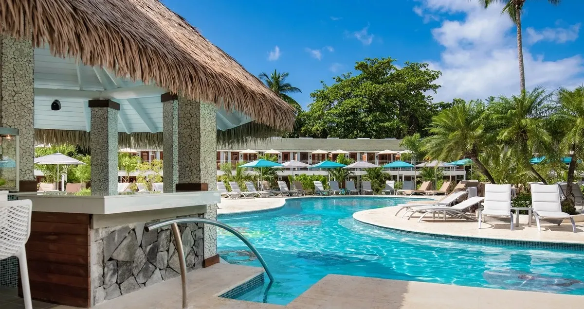 Sandals_Halcyon_Beach_pool_swim_up_bar_c7f3dd6a54.webp