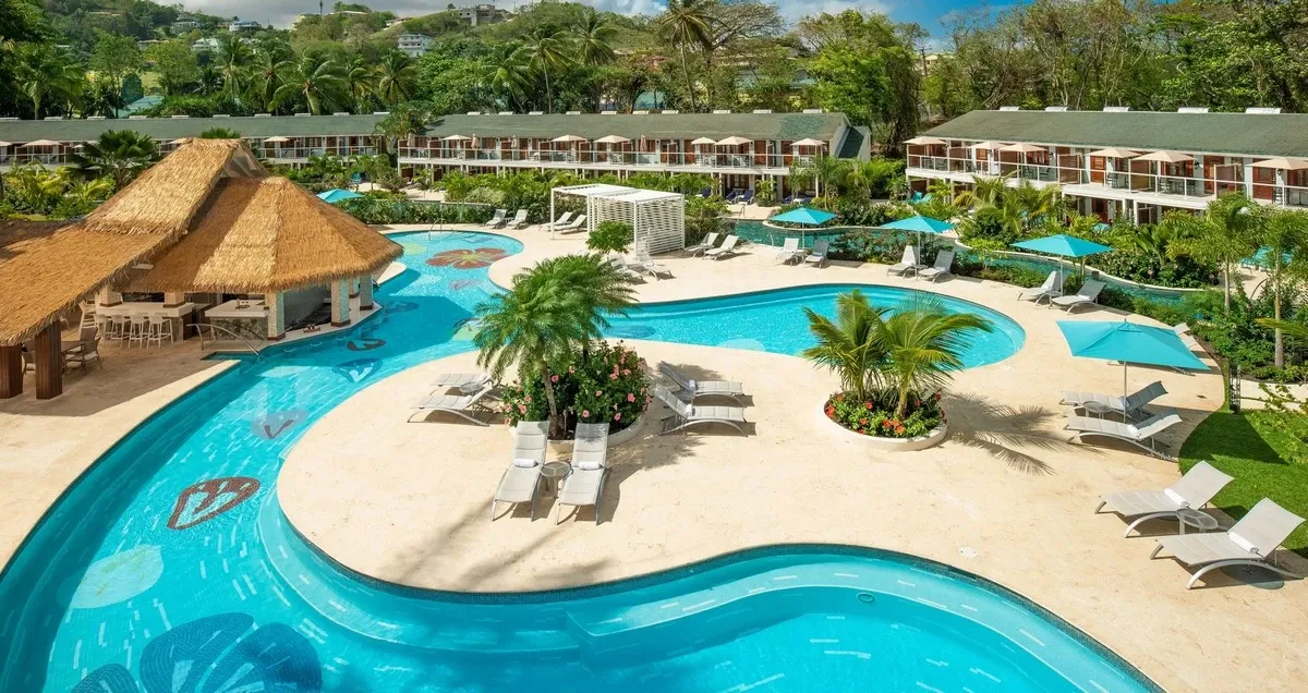 Sandals_Halcyon_Beach_pools_d2cd574535.webp
