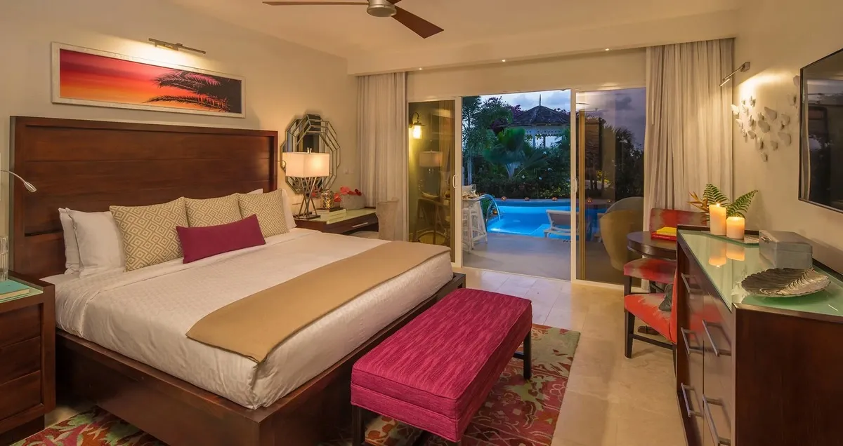 Sandals_Halcyon_Beach_room_night_0cfd7df850.webp