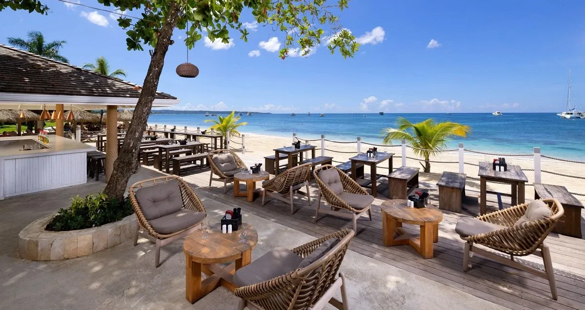Sandals_Negril_beach_tables_14a44921b8.webp