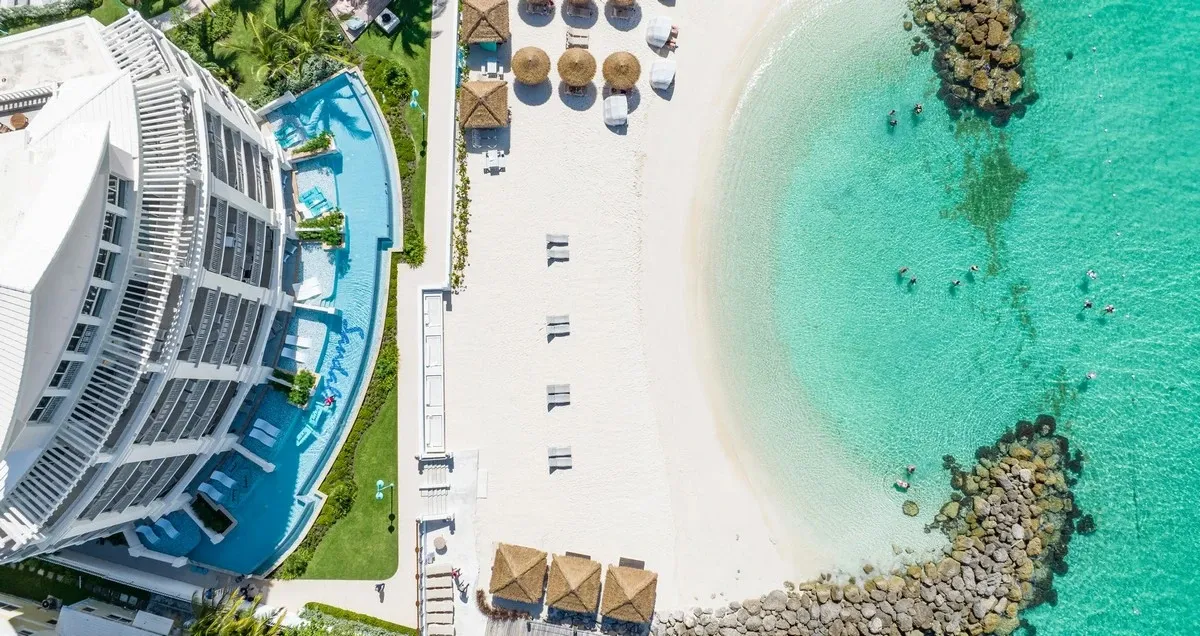 Sandals_Royal_Bahamian_main_beach_ce6dd1fc30.webp