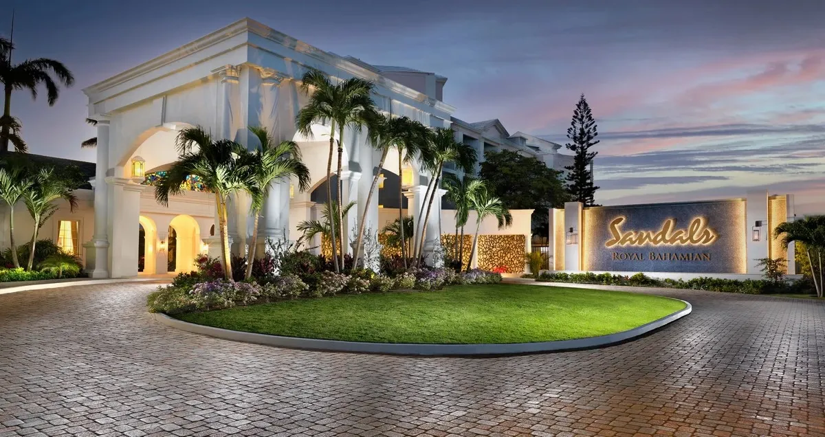 Sandals_Royal_Bahamian_main_entrance_night_0cc1c79a39.webp