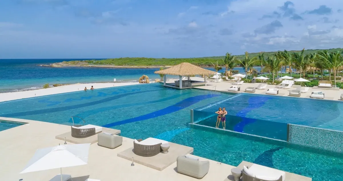 Sandals_Royal_Curacao_infinity_pool_beach_971fdbae96.webp