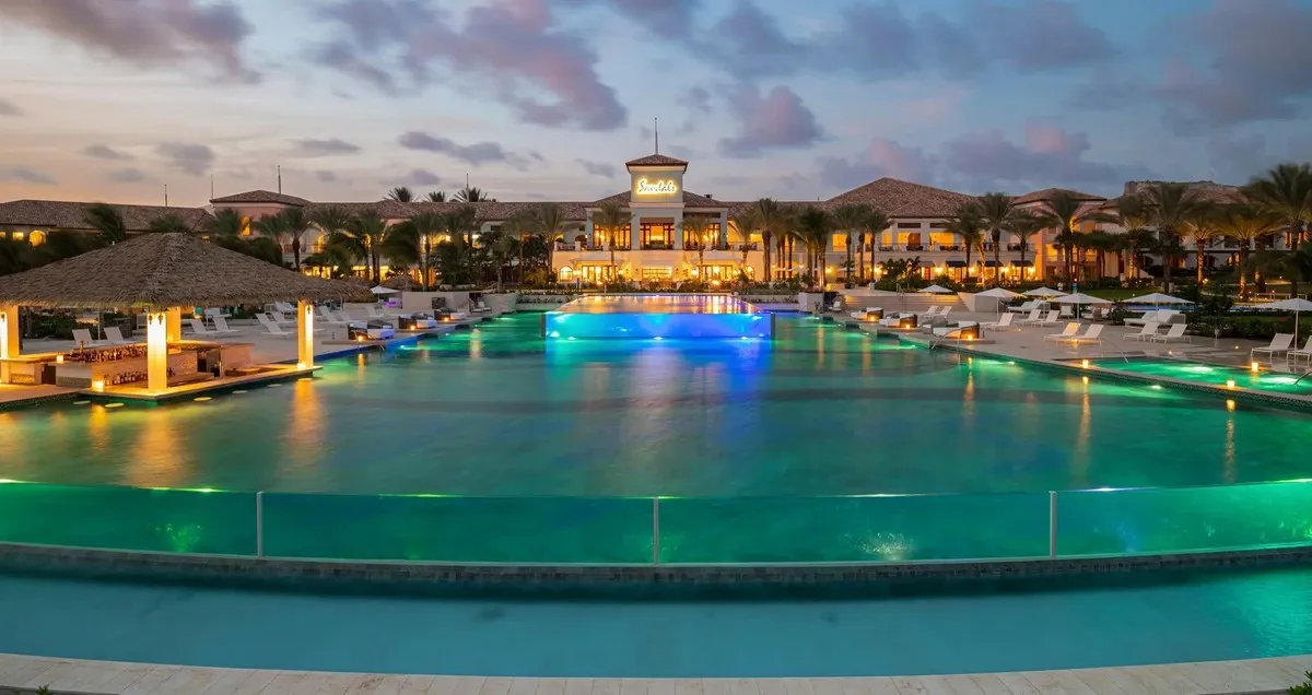 Sandals_Royal_Curacao_night_entrance_pool_32f358e501.webp