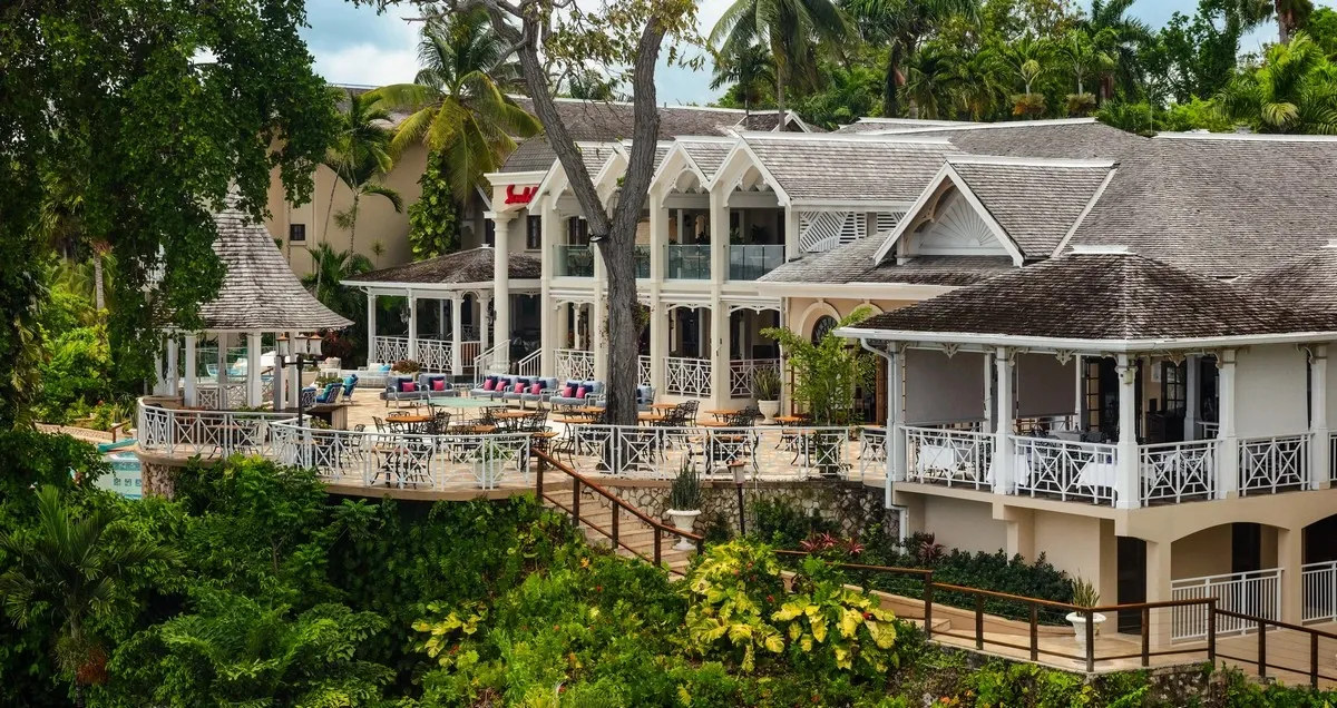 Sandals_Royal_Plantation_resort_entrance_panorama_207f7ea4be.webp