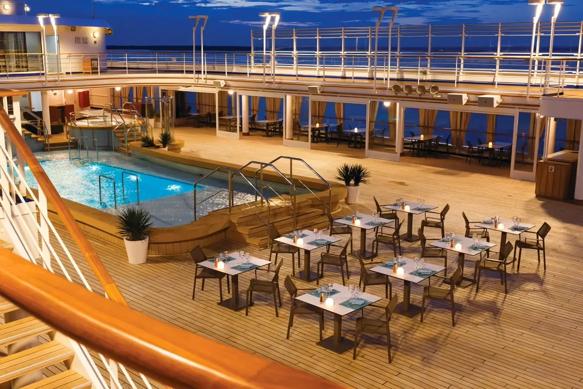 Silversea_Cruises_pool_ship_2cb8860e68.webp