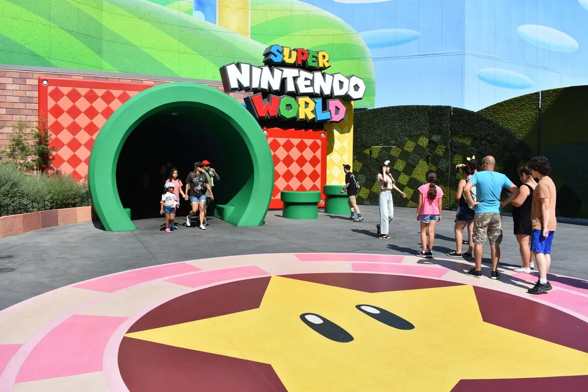 Super_Nintendo_World_entrance_pipe_747e51d038.webp