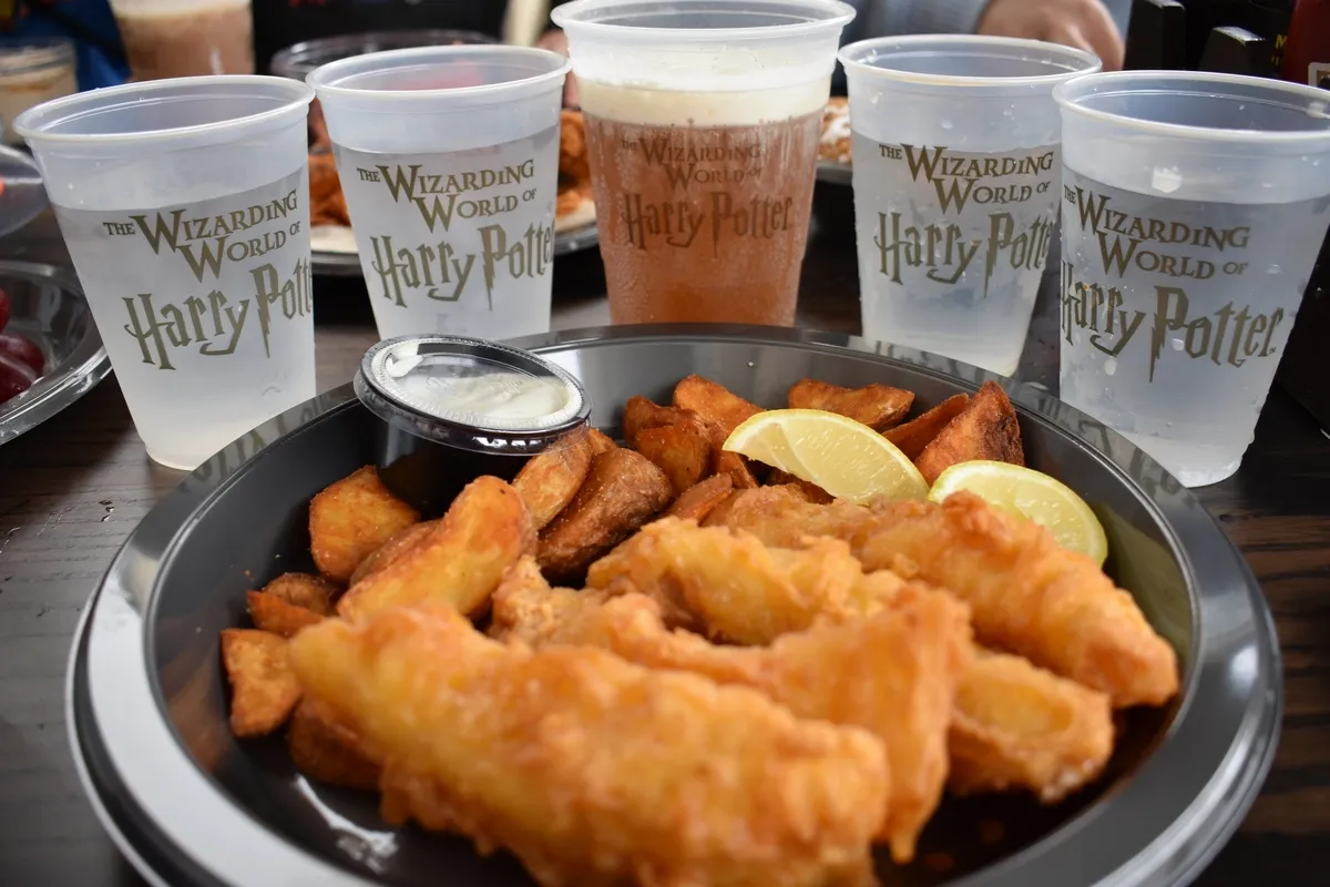 Three_Broomsticks_restaurant_Fish_Chips_Butterbeer_7a04b4ca92.webp