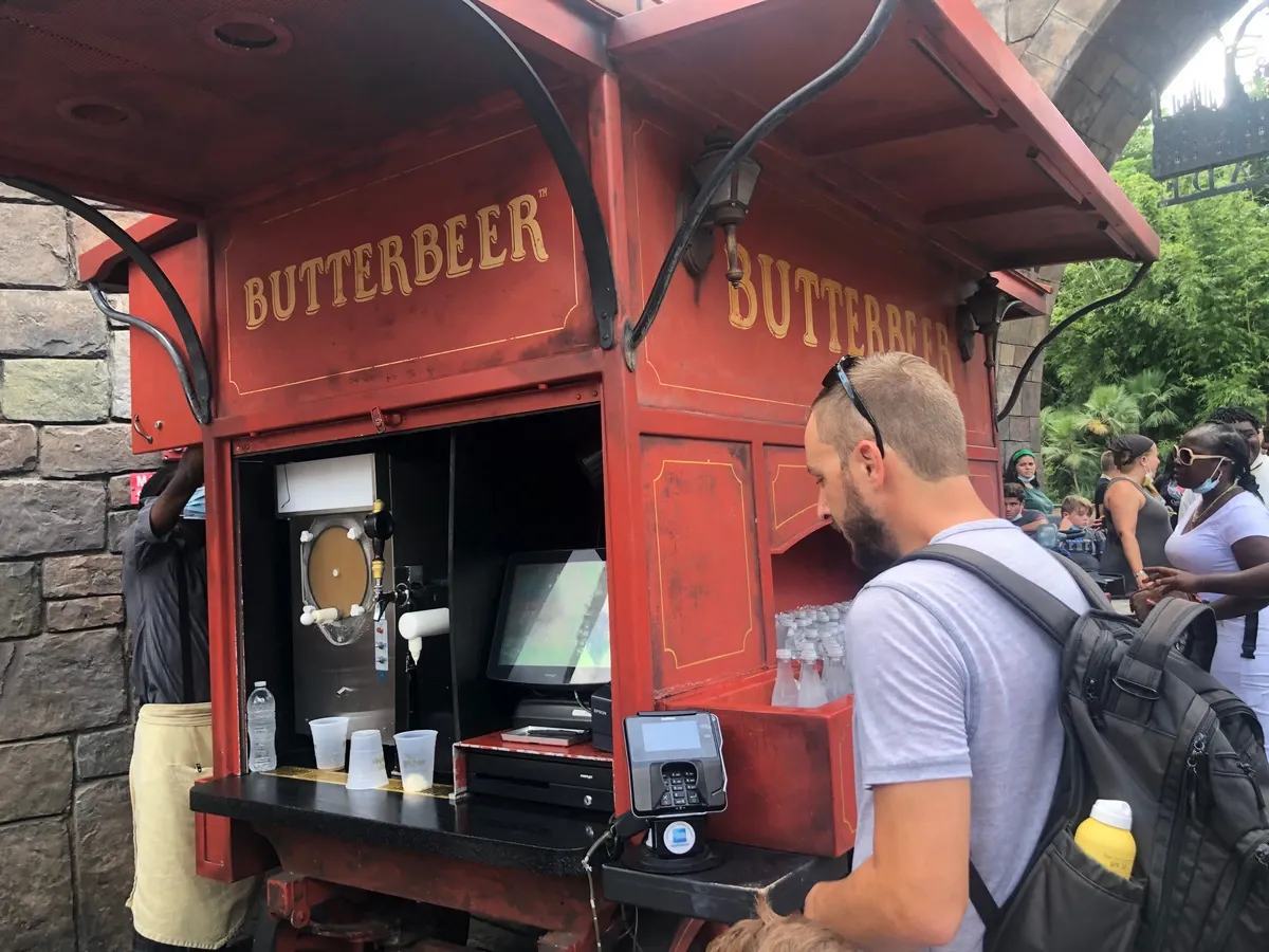 Universal_Orlando_Butterbeer_cart_f427e21346.webp