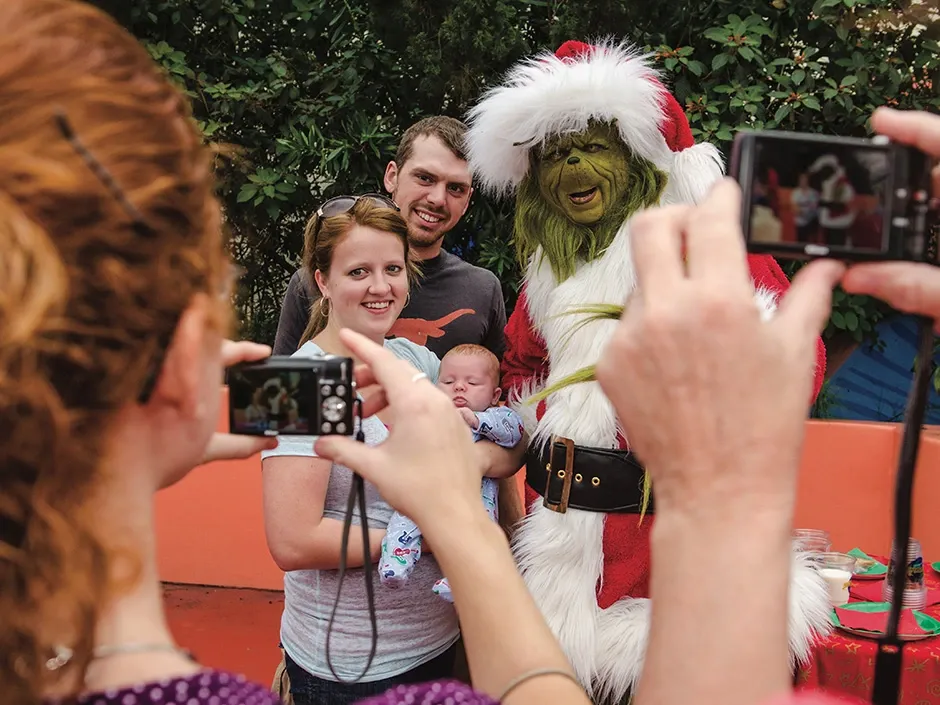 Universal_Orlando_Christmas_grinch_photo_0f68f83efa.webp