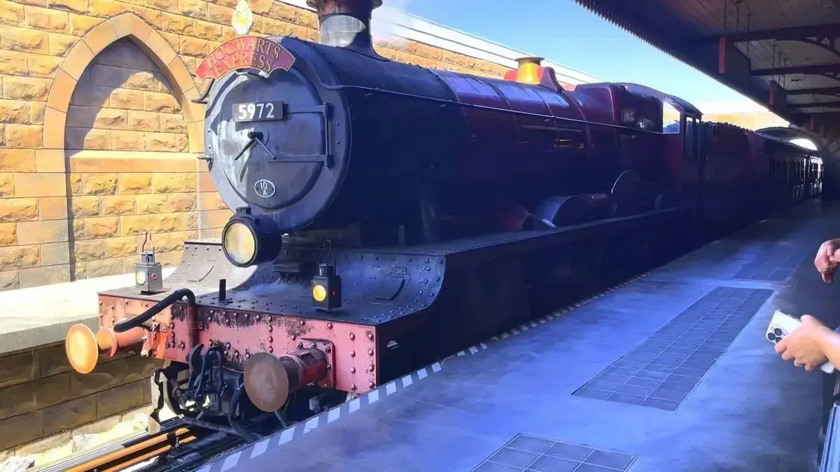 Universal_Orlando_Hogwarts_Express_train_2_0dffdbc2e9.webp
