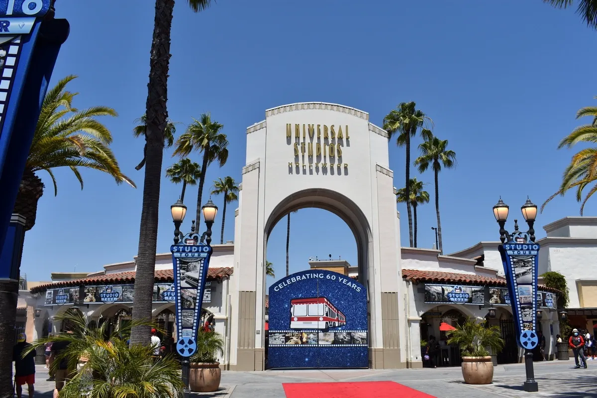 Universal_Studios_Hollywood_60_years_gate_a129576d35.webp