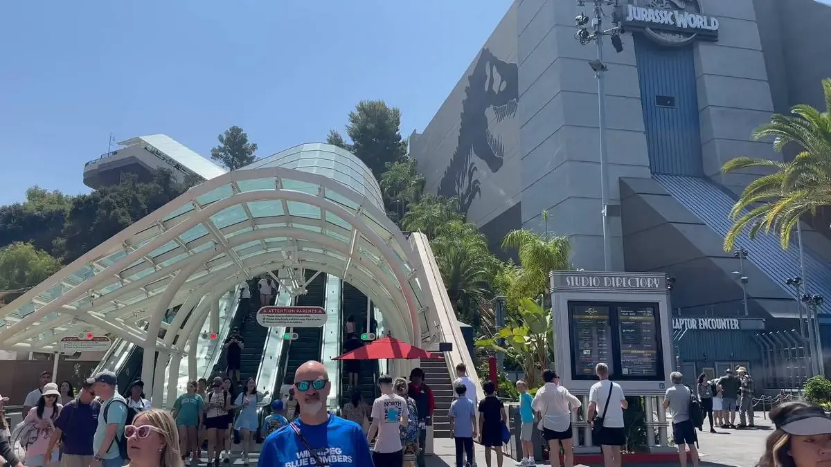 Universal_Studios_Hollywood_Jurassic_World_entrance_1_4cb9cf87ef.webp