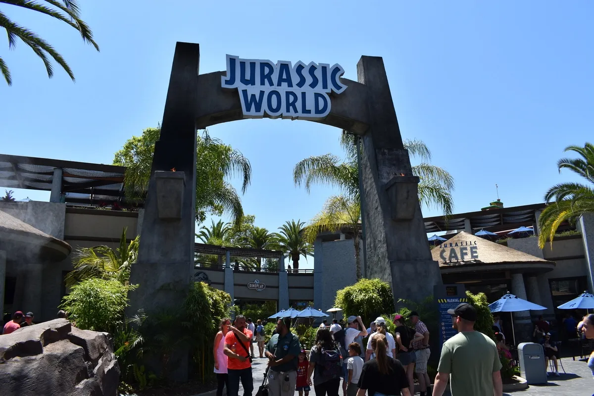 Universal_Studios_Hollywood_Jurassic_World_entrance_514e1b3d70.webp