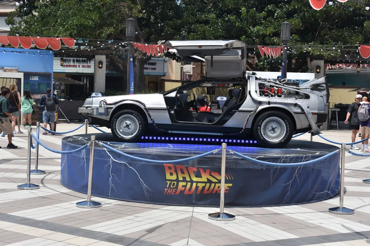 Universal_Studios_Hollywood_back_to_the_future_delorean_9fd451ad3b.webp